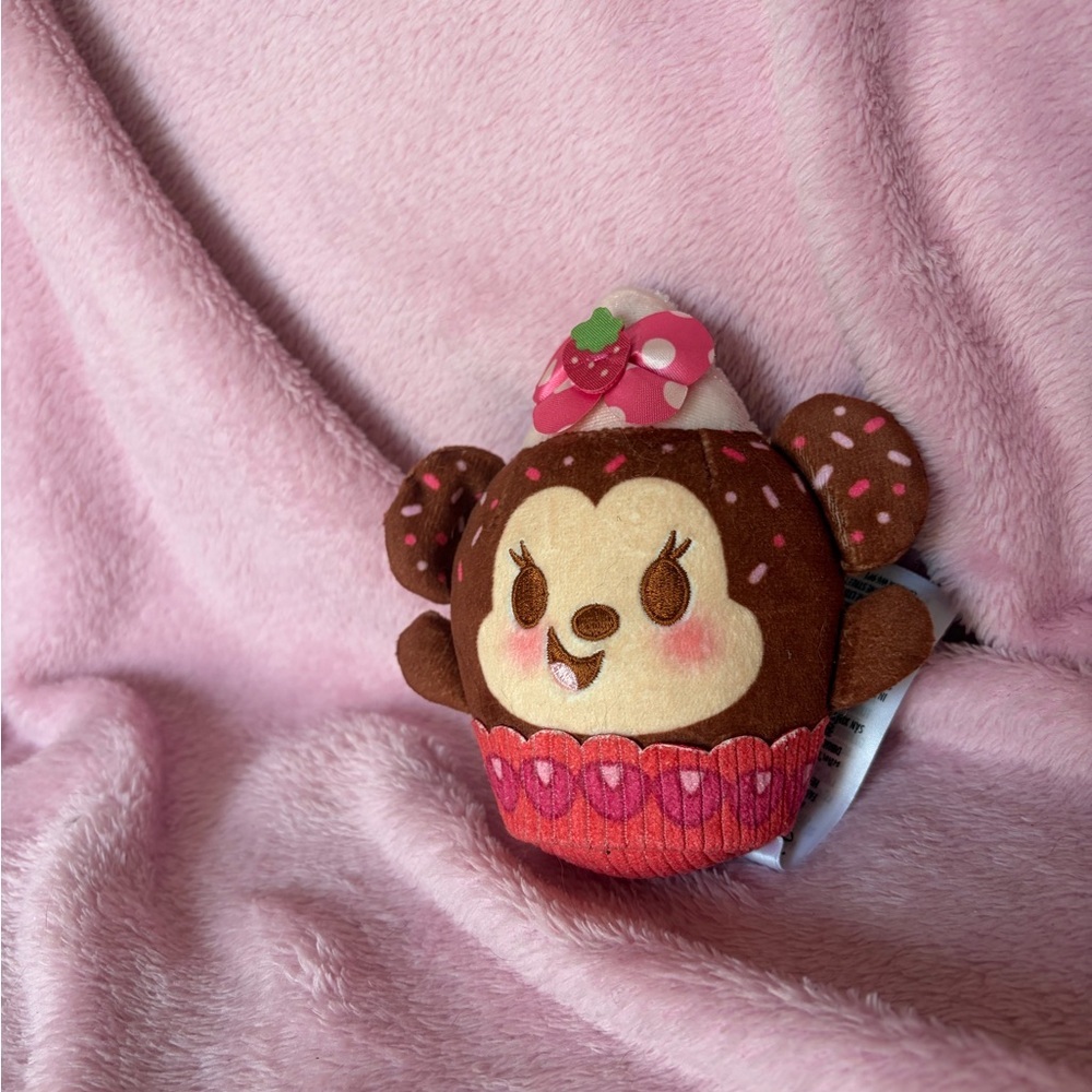 Disney munchlings Minnie Mouse cupcake